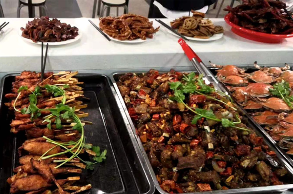 上海食堂承包给食堂承包商的益处和留意事项