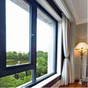 现代家居风尚：平开窗与推拉窗封阳台的盛行