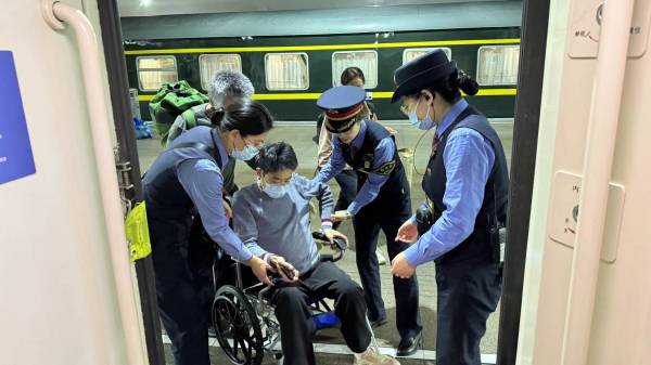 旅客坐轮椅出行 列车长暖心相助