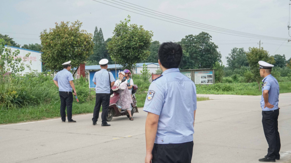 三下乡｜交通劝导倡文明，律苗服务我先行