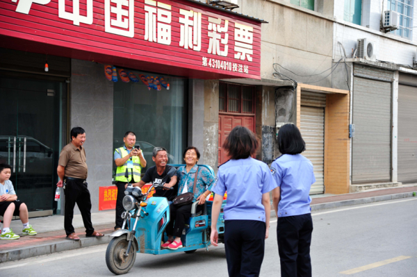 三下乡｜交通劝导倡文明，律苗服务我先行